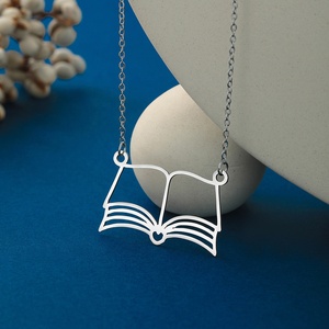 Collana con Ciondolo a Forma di Libro Minimalista, in Acciaio Inossidabile, Personalizzabile, Regalo per Amanti dei Libri - Product Image 3