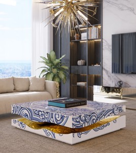 Table basse carrée personnalisée en carreaux de chinoiserie bleus et blancs, design sculptural à motifs fendus avec intérieur en laiton martelé, villa de luxe - Product Image 1