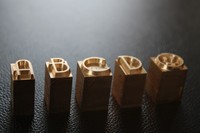 Machine CNC de gravure et d'estampage à chaud pour étiquettes de vin en laiton, avec gaufrage et débossage 3D haute précision et dorure à chaud