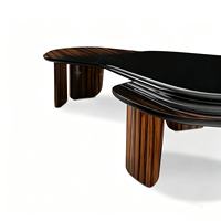 Table basse de luxe en bois massif irrégulier avec marbre noir et plateau incurvé pour salon de villa