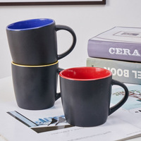 Vente en gros de tasses à café et à thé en porcelaine noire et blanche de 350 ml (11 oz) avec logo personnalisé, résistantes aux micro-ondes et au lave-vaisselle, idéales pour les cadeaux