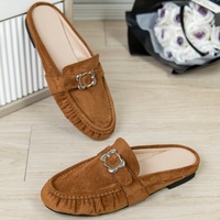 Mules confortables pour femmes en similicuir suédé avec boucle métallique florale, chaussures plates à enfiler sans talon pour la marche quotidienne, semelle intermédiaire en PU, semelle extérieure en TPU
