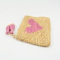 Pochette zippée en paille de raphia au crochet faite à la main personnalisée OEM petit coeur broderie dames à la mode été B amour pochette en paille