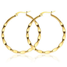 Pendientes de Aro Triple de Acero Inoxidable Chapados en Oro de 18K y Plata con Alambre Trenzado |   Aros Geométricos Ligeros con Cierre de Clip para Mujer - Product Image 6