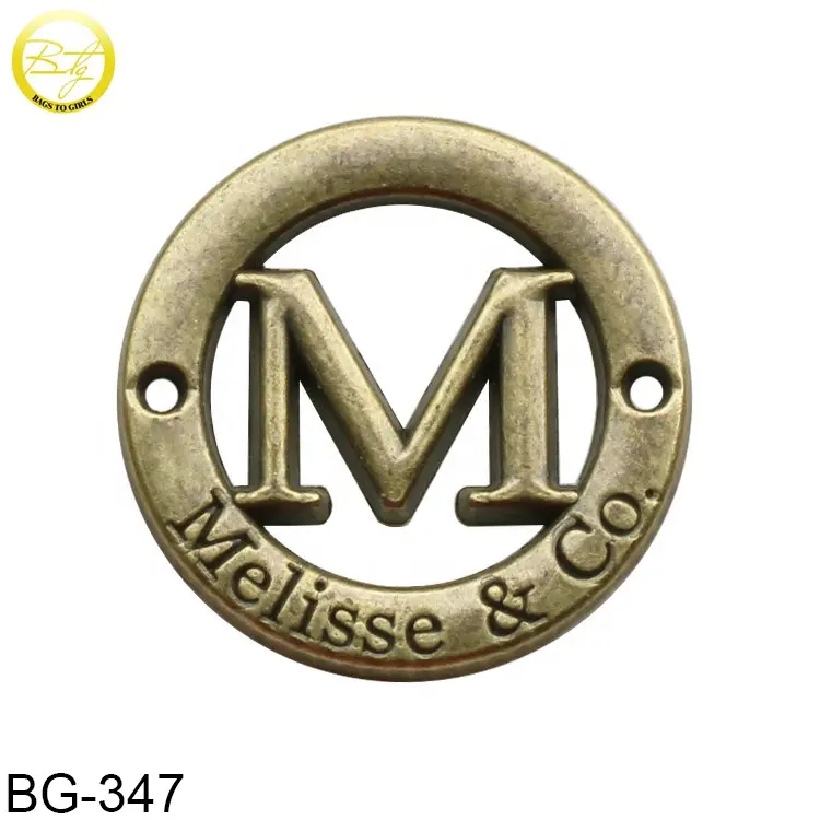 รอบรูปร่างกลวง: การออกแบบโบราณทองเหลือง M ตัวอักษรลายนูนป้ายโลหะโลโก้สำหรับเสื้อผ้า