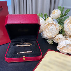 <span class=keywords><strong>Bracciale</strong></span> di Lusso alla Moda con Ciondolo a Cuore in Acciaio Inossidabile Placcato <span class=keywords><strong>Oro</strong></span> con Chiusura a Leva e Zircone per Uomo e <span class=keywords><strong>Donna</strong></span> - Product Image 1