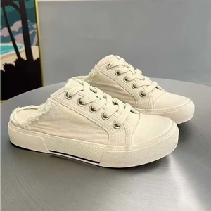 Zapatos de lona desgastados y deshilachados de la marca francesa, hechos a medida, con bordes semicortados, sin talón, estilo casual y sin cordones. - Product Image 3