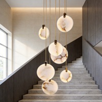 Lustre suspendu long pour escalier, idéal pour villa, salon, hall d'hôtel – Lustre moderne personnalisé en marbre, suspension en grappe