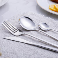 Ensemble de couverts 24 pièces en métal doré, style occidental minimaliste portugais moderne, pour l'approvisionnement transfrontalier, idéal comme cadeau