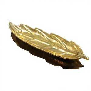 Plateau en métal de qualité supérieure avec présentoir à desserts fantaisie au design feuille d'or et plateaux de service pour collations/biscuits en vente - Product Image 1