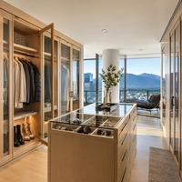 Dressing contemporain en érable canadien avec portes en verre trempé et îlot de rangement fonctionnel, armoire de chambre