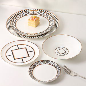 Vaisselle de luxe en porcelaine blanche et noire Ensemble de vaisselle à bord doré à vendre - Product Image 2