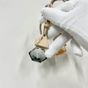Custom 8ml Car <span class=keywords><strong>Hanging</strong></span> Difusor Garrafa De Perfume De Vidro Preto Forma Quadrada Triângulo Tampa De Madeira com Tampa De Parafuso Tipo De Vedação - Product Image 6