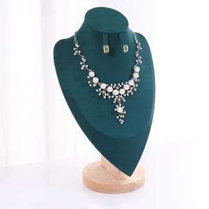 Exhibidores de Joyería de Cuero, Soporte para Collares, Exhibidores para Anillos y Pendientes - Product Image 3