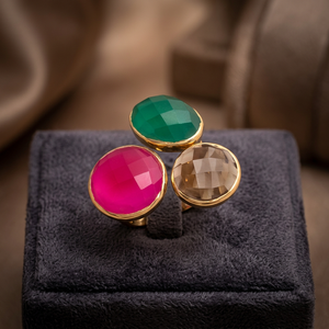 Anillo de Vidrio con Tres Piedras Brillantes y Acero Inoxidable con Baño de Rodio, Moderno para Mujeres y Niñas - Product Image 3