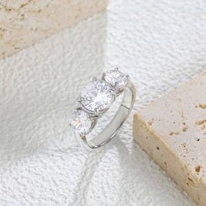 Anillo de Acero Inoxidable Chapado en Oro de 18K con Tres Circonitas - Diseño Clásico de 3 Circonitas, Joyería Versátil para Uso Diario - Product Image 3