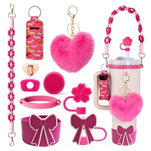 Accessoires en silicone personnalisés pour gobelets, décoration de Noël DIY, pendentifs en forme de chapeau de paille et boule en peluche, accessoires de bar, vente en gros - Product Image 2