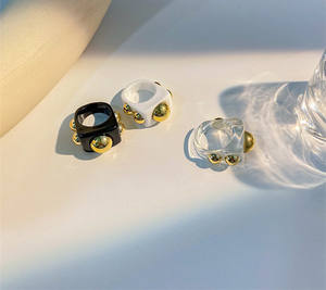 트렌디하고 인기 있는 스타일의 기하학적 디자인의 플라스틱 레진 배꼽 링 여성용 손가락 반지 - Product Image 6