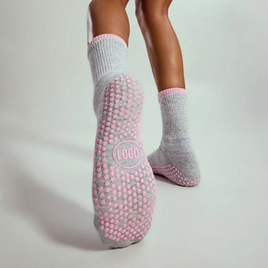 Calcetines Antideslizantes al por Mayor OEM ODM de Marca Privada con Logotipo Personalizado, Puntos de Silicona en Toda la Suela, Mezcla de Algodón, Rayas, Tipo Crew - Product Image 4