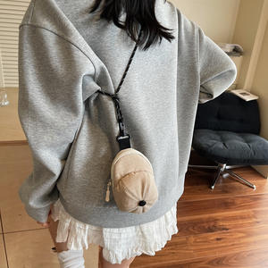 Schattige Mini Crossbody Portemonnee met Opbergruimte voor Oordopjes, Modieus Sleutelhanger, Waterdichte Tas in Baseballpet Vorm - Product Image 1