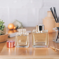 Prix usine Exquis carré 50ml 100ml 150ml 200ml Parfum Reed Diffuseur Bouteille Aromathérapie avec Or Argent Noir Couvercle