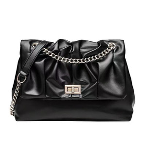 Bolso de hombro con cadena de cuero PU plisado mediano con hebilla de metal para mujer - Product Image 5