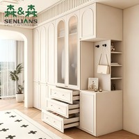 Armoire encastrée de style français, arquée, du sol au plafond, avec panneaux Shaker et niche latérale pour suite parentale
