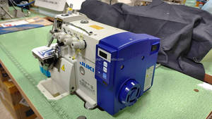 Machine à coudre industrielle d'occasion JUKI MO-6814D à entraînement direct, surjeteuse 4 fils avec coupe-fil automatique - Product Image 2