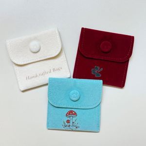 Sacs à boutons en velours personnalisés 7x7cm, pochettes de rangement pour bijoux avec fermeture à bouton-pression pour bagues, bracelets, colliers, emballage - Product Image 3