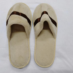 Zapatillas de hotel de lana de coral, cómodas y personalizadas, color blanco cremoso, venta directa de fábrica - Product Image 2