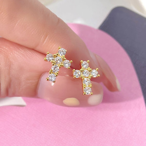 Boucles d'oreilles clous délicates en forme de croix pour femmes, en laiton plaqué or 18 carats, avec zircone cubique (CZ), bijoux de mode minimalistes, vente en gros - Product Image 1