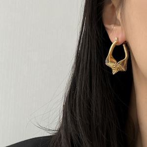 Pendientes de Aro con Diseño de Espiral en Oro con Circonitas de Alta Gama, Textura Exagerada de Estilo Europeo Americano, Nuevo Diseño Geométrico de Tendencia en INS - Product Image 2