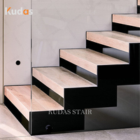 Escalier moderne en aluminium à motif zig-zag, marches en bois massif, garde-corps en verre trempé, main courante en métal noir, escalier droit