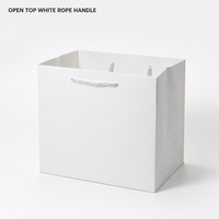 Sac en papier blanc B6 profond avec poignées en corde pour cadeaux de détail, emballage boutique, personnalisation de marque et commandes saisonnières