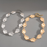 Collier ras du cou en disque irrégulier martelé, plaqué or 18 carats, motif vague abstraite, bijoux minimalistes, fabrication OEM/ODM