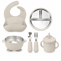 Ensemble de vaisselle en silicone pour bébé avec assiette compartimentée en acier inoxydable, bol à ventouse, bavoir, cuillère, fourchette et tasse à bec.