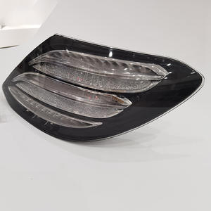 Luces traseras LED THO para Mercedes-Benz Clase E 2016-2020 W213 versión ahumada roja a negra con señal de giro secuencial - Product Image 1