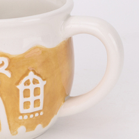 Ensemble tasse et soucoupe en céramique Redeco Cute Gingerbread House, cadeau de Noël pour le café ou le thé, vente en gros, personnalisable