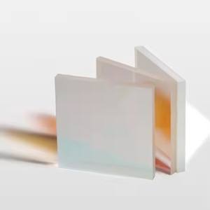 Filtre optique en verre à bande passante personnalisée à haute transmission 222 nm pour les applications UV-C pour l'éclairage en verre - Product Image 1