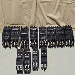 Lot de 11 disjoncteurs industriels <span class=keywords><strong>Heinemann</strong></span> 2/3 pôles à ampérages mixtes – Approvisionnement en vrac - Product Image 1
