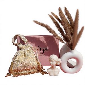 Sac à main seau Miya orné de perles avec fermeture à cordon et franges de perles pour soirée - Product Image 1