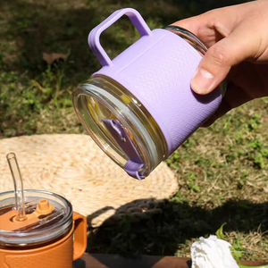 Mug de voyage en verre sans BPA de 12 oz avec manchon en silicone protecteur, résistant à la chaleur, bouteille d'eau réutilisable avec poignée pour la maison et l'extérieur - Product Image 1