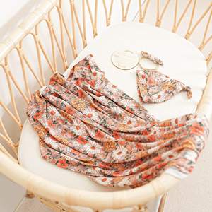 Kaiyue 4 pièces rayé nouveau-né ensemble de réception 100% coton mousseline Swaddle chapeau <span class=keywords><strong>couverture</strong></span> en bois <span class=keywords><strong>naissance</strong></span> annonce carte pour bébé douche - Product Image 1