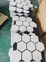 Panneaux acoustiques hexagonaux en chêne naturel Akupanel, placage bois, lattes MDF hexagonales pour l'absorption acoustique, pour hôtels, restaurants et intérieurs.