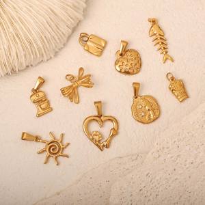 Moments festifs |   Pendentif en acier inoxydable plaqué or 18K PVD |   Breloques DIY en forme de café, frites, soleil et nœud papillon |   Imperméable, Hypoallergénique - Product Image 3