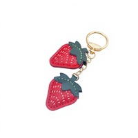 Breloque de sac fraise en cuir véritable cousue à la main, ornement suspendu, décoration de sac fraîche et douce