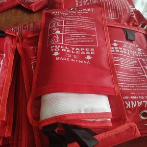 Coperta Antincendio in Fibra di Vetro - Bianca con Occhiello Centrale, Isolamento Termico, Ignifuga per Uso Commerciale, Domestico e Ristorazione - Product Image 3