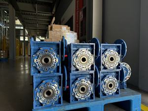 Reductor de velocidad de tornillo sin fin de aluminio personalizado SUPROR NMRV25 RV40 50 63 75 90, caja de engranajes de doble salida con brida, 20 HP para uso agrícola - Product Image 2