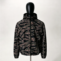 Veste coupe-vent pour homme à imprimé camouflage noir et vert rayé tigre, à capuche, fermeture éclair, vêtements de sport d'extérieur légers, logo personnalisé OEM
