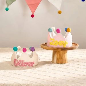 หมวกปาร์ตี้มงกุฎวันเกิดและวันครบรอบแบบคลาสสิก ทำจากผ้าไม่ทอ ปักชื่อได้ตามต้องการ พร้อมพู่ห้อย สำหรับเด็กเล็กและเด็กโต ใช้ตกแต่ง - Product Image 4
